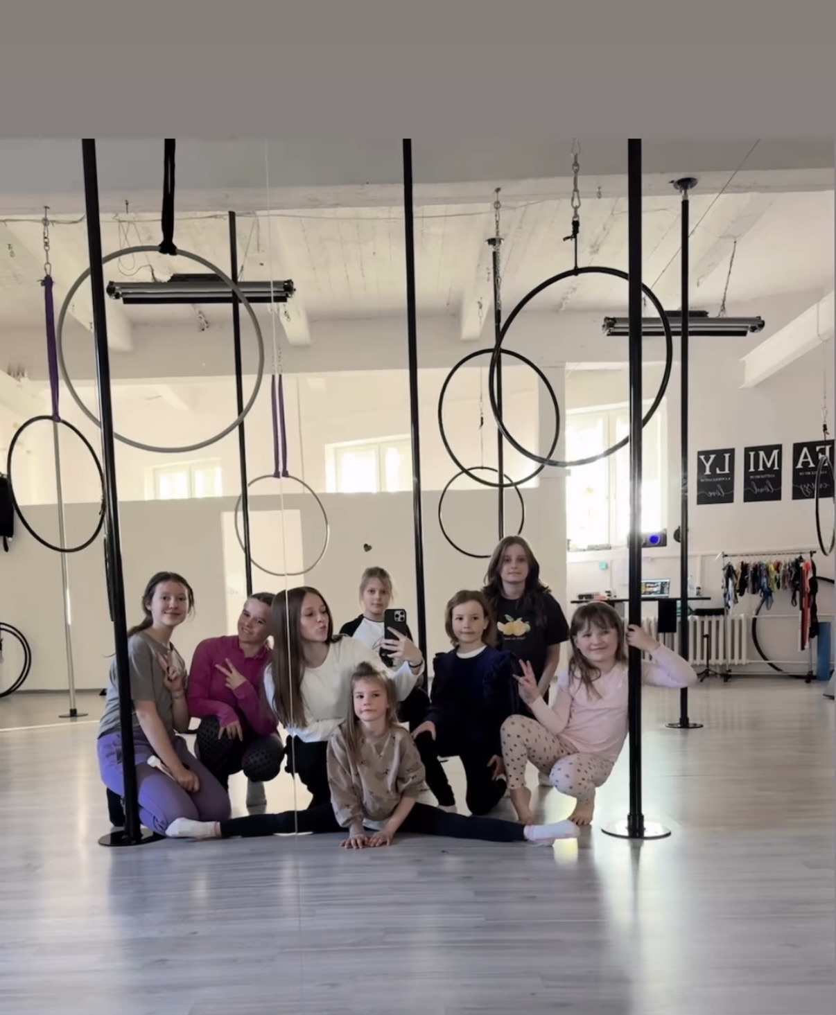 kursantki na zajęciach pole dance w Szkole Czarna Pantera w Bielsku-Białej