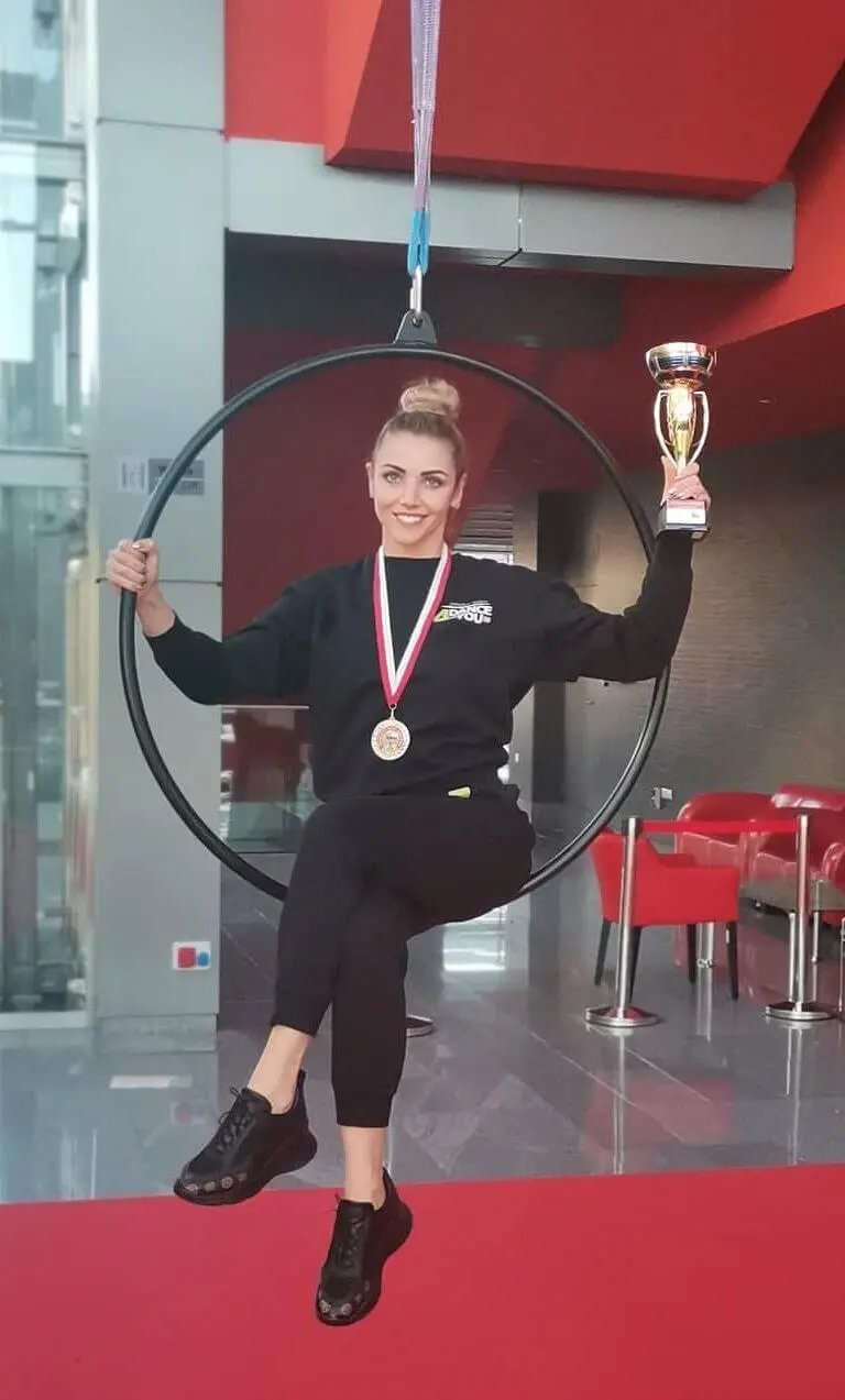 zdjęcie instruktorki z pucharem na aerial hoop