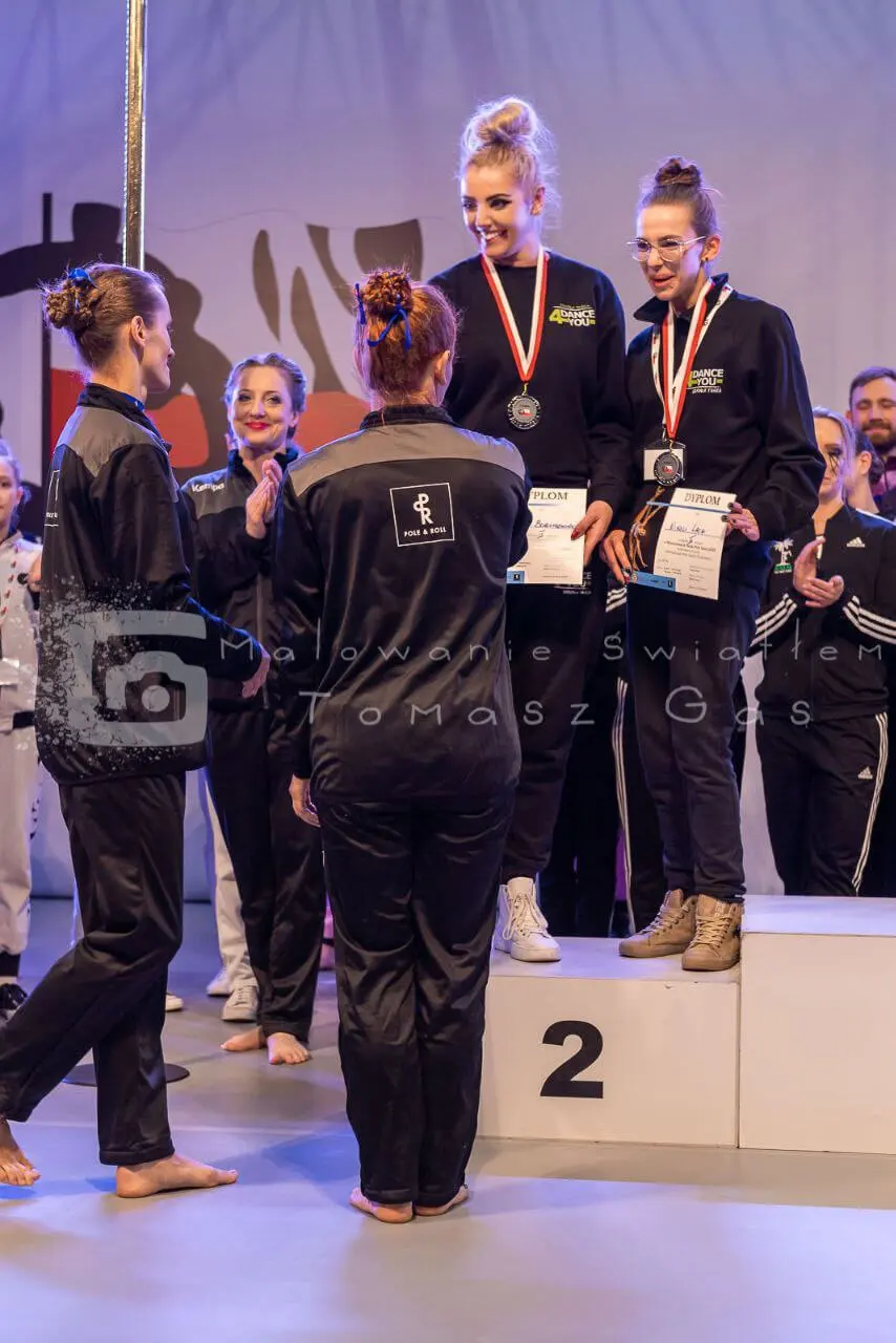 zdjęcie instruktorki na podium pole dance